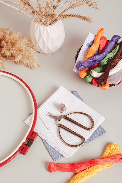 stół z przyborami do haftu